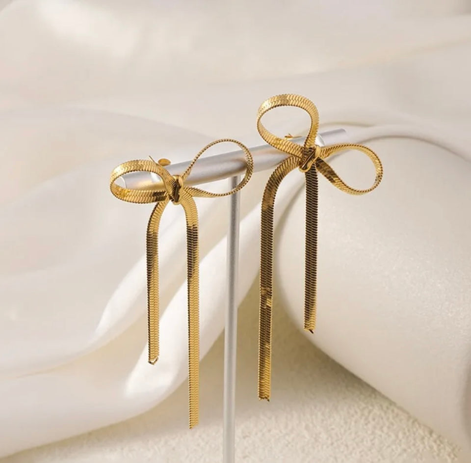 Bow Necklace