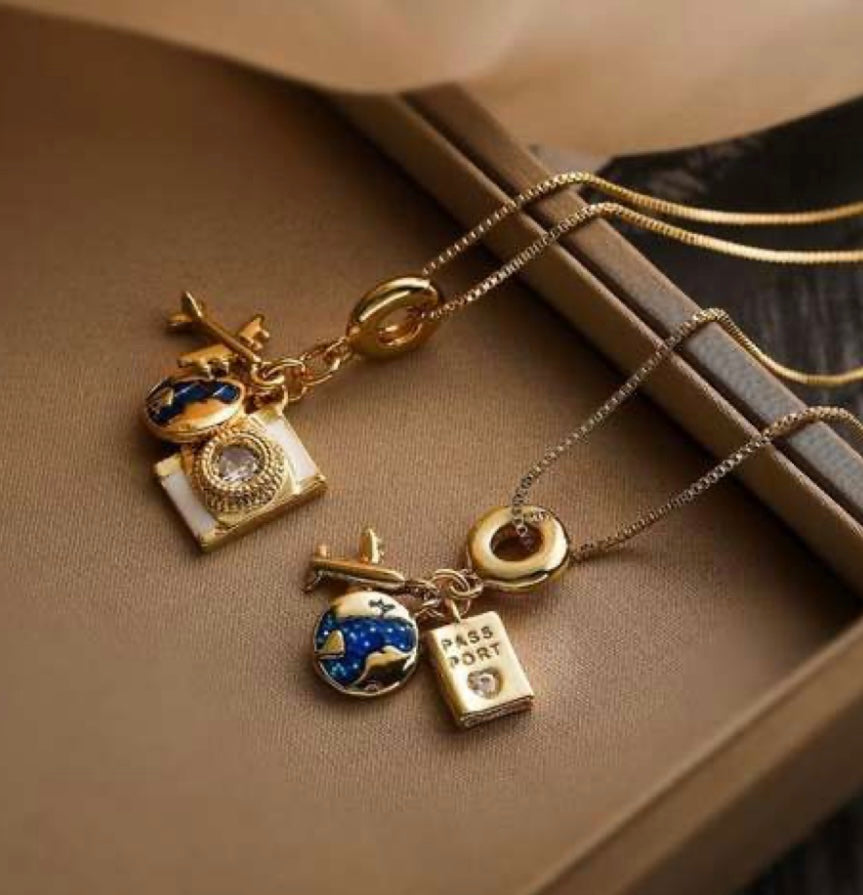Viajeras Necklace Pasaporte y Cámara