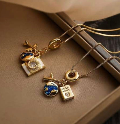 Viajeras Necklace Pasaporte y Cámara